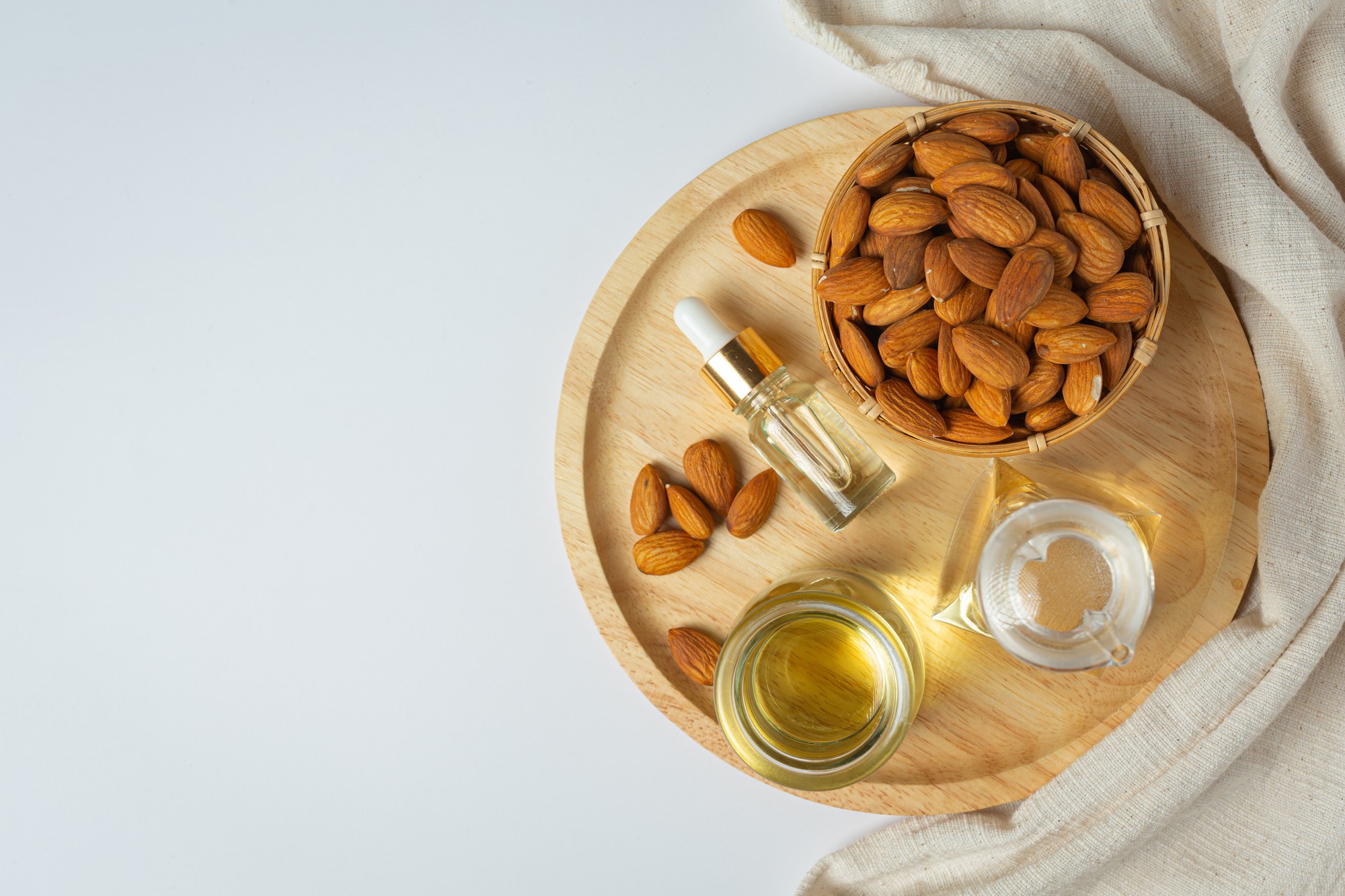 How To Use Almond Oil To Your Eyes To Help Reduce Dark Circles?﻿